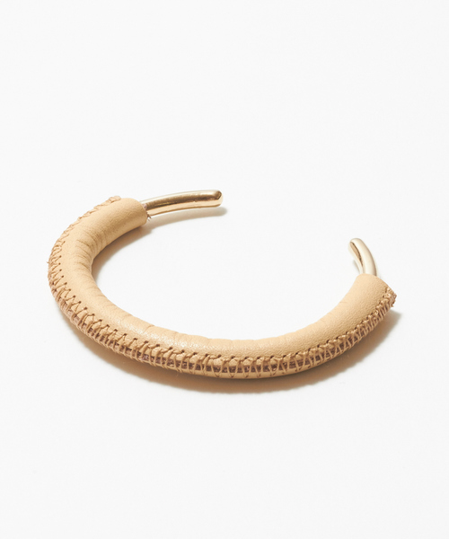 qualite（カリテ）の「レザーバングル（バングル/リストバンド・レディース・ベージュ/ブラック・フリー）」の3枚目の写真