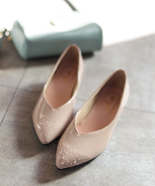 SESTO（セスト）の「生活防水。晴雨兼用Vカットローヒールポインテッドトゥパンプス（レインシューズ・レディース・ホワイト/ブラック/ブラック系その他/ベージュ系その他/グレイッシュベージュ・22.5cm/23.5cm/24.5cm/25.5cm/23.0cm/24.0cm/22.0cm）」の9枚目の写真