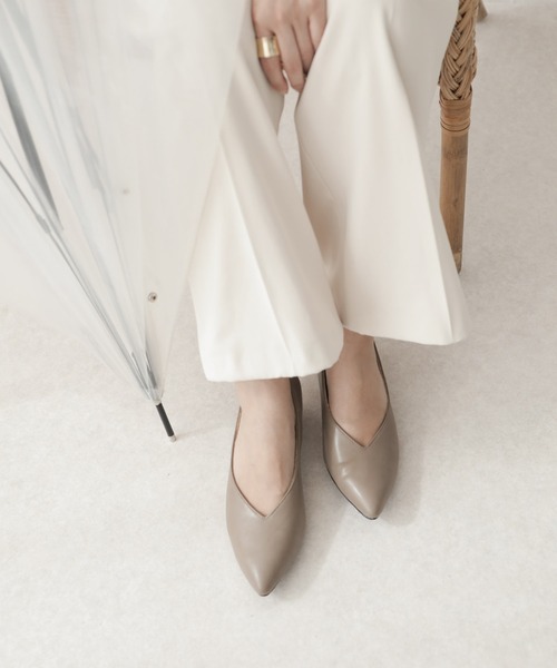 SESTO（セスト）の「生活防水。晴雨兼用Vカットローヒールポインテッドトゥパンプス（レインシューズ・レディース・ホワイト/ブラック/ブラック系その他/ベージュ系その他/グレイッシュベージュ・22.5cm/23.5cm/24.5cm/25.5cm/23.0cm/24.0cm/22.0cm）」の16枚目の写真