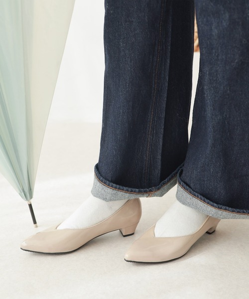 SESTO（セスト）の「生活防水。晴雨兼用Vカットローヒールポインテッドトゥパンプス（レインシューズ・レディース・ホワイト/ブラック/ブラック系その他/ベージュ系その他/グレイッシュベージュ・22.5cm/23.5cm/24.5cm/25.5cm/23.0cm/24.0cm/22.0cm）」の19枚目の写真