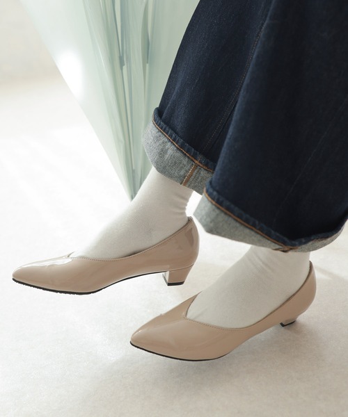 SESTO（セスト）の「生活防水。晴雨兼用Vカットローヒールポインテッドトゥパンプス（レインシューズ・レディース・ホワイト/ブラック/ブラック系その他/ベージュ系その他/グレイッシュベージュ・22.5cm/23.5cm/24.5cm/25.5cm/23.0cm/24.0cm/22.0cm）」の20枚目の写真