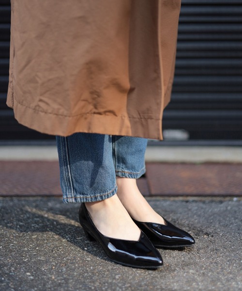 SESTO（セスト）の「生活防水。晴雨兼用Vカットローヒールポインテッドトゥパンプス（レインシューズ・レディース・ホワイト/ブラック/ブラック系その他/ベージュ系その他/グレイッシュベージュ・22.5cm/23.5cm/24.5cm/25.5cm/23.0cm/24.0cm/22.0cm）」の6枚目の写真