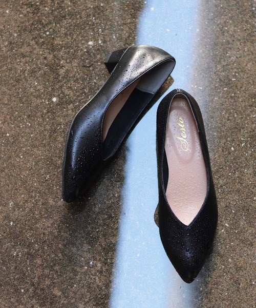 SESTO（セスト）の「生活防水。晴雨兼用Vカットローヒールポインテッドトゥパンプス（レインシューズ・レディース・ホワイト/ブラック/ブラック系その他/ベージュ系その他/グレイッシュベージュ・22.5cm/23.5cm/24.5cm/25.5cm/23.0cm/24.0cm/22.0cm）」の8枚目の写真