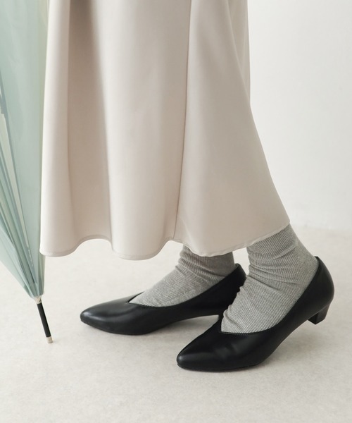 SESTO（セスト）の「生活防水。晴雨兼用Vカットローヒールポインテッドトゥパンプス（レインシューズ・レディース・ホワイト/ブラック/ブラック系その他/ベージュ系その他/グレイッシュベージュ・22.5cm/23.5cm/24.5cm/25.5cm/23.0cm/24.0cm/22.0cm）」の12枚目の写真