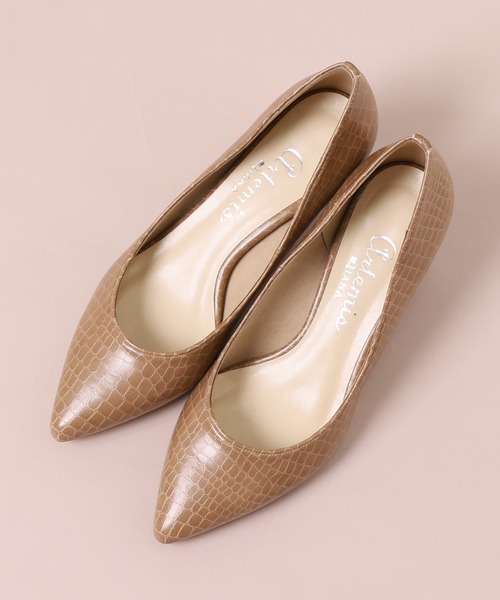 artemis by DIANA(アルテミスバイダイアナ)の「ポインテッドトゥパンプス(パンプス・レディース・ブラック/ブラウン/アイボリー/ダークブラウン/オフホワイト/ブラック系その他/ダークベージュ/グレー/ベージュ/ホワイト・22.5cm/23.5cm/24.5cm/23.0cm/24.0cm/22.0cm/25.0cm)」の8枚目の写真