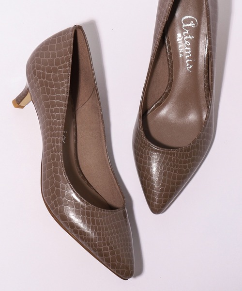 artemis by DIANA(アルテミスバイダイアナ)の「ポインテッドトゥパンプス(パンプス・レディース・ブラック/ブラウン/アイボリー/ダークブラウン/オフホワイト/ブラック系その他/ダークベージュ/グレー/ベージュ/ホワイト・22.5cm/23.5cm/24.5cm/23.0cm/24.0cm/22.0cm/25.0cm)」の10枚目の写真