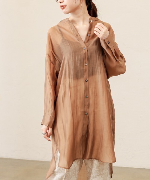 natural couture（ナチュラルクチュール）の「バンドカラーキラッとシアーシャツ（シャツ/ブラウス・レディース・ホワイト/ブルー/モカ/レンガ・FREE）」の2枚目の写真