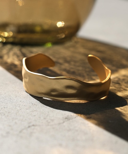 select MOCA（セレクトモカ）の「ニュアンスワイドバングル（バングル/リストバンド・レディース・シルバー/ゴールド・FREE）」の2枚目の写真