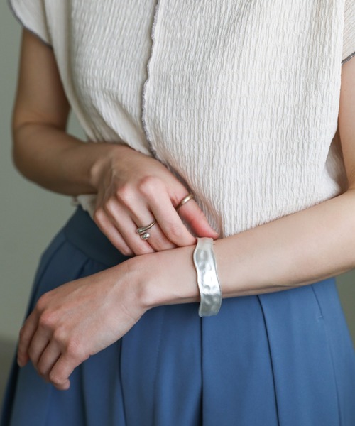 select MOCA（セレクトモカ）の「ニュアンスワイドバングル（バングル/リストバンド・レディース・シルバー/ゴールド・FREE）」の4枚目の写真