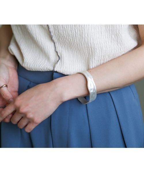 select MOCA（セレクトモカ）の「ニュアンスワイドバングル（バングル/リストバンド・レディース・シルバー/ゴールド・FREE）」の7枚目の写真