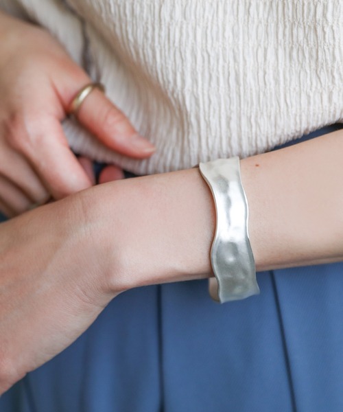 select MOCA（セレクトモカ）の「ニュアンスワイドバングル（バングル/リストバンド・レディース・シルバー/ゴールド・FREE）」の8枚目の写真