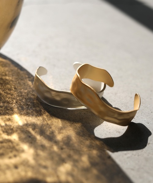 select MOCA（セレクトモカ）の「ニュアンスワイドバングル（バングル/リストバンド・レディース・シルバー/ゴールド・FREE）」の3枚目の写真