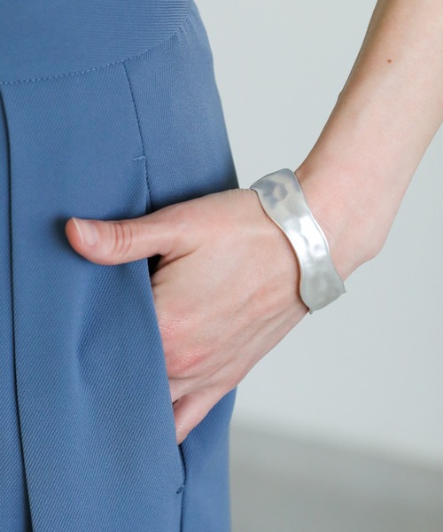 select MOCA（セレクトモカ）の「ニュアンスワイドバングル（バングル/リストバンド・レディース・シルバー/ゴールド・FREE）」の6枚目の写真