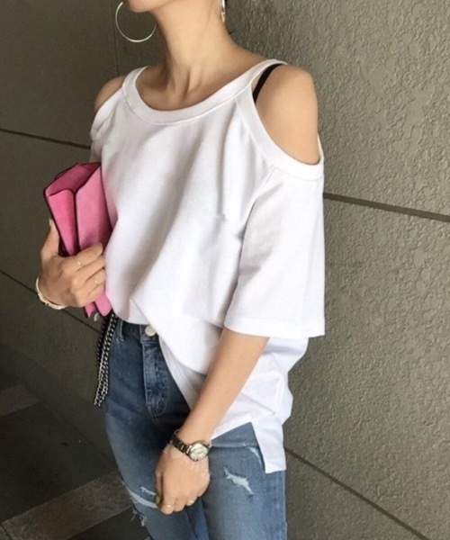 ACT（アクト）の「【ACT -fascination design-】オープンショルダーカットソー（Tシャツ/カットソー・レディース・ホワイト/ブラック・M/L）」の2枚目の写真