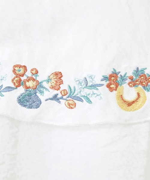 mikke(ミッケ)の「< 毎日を彩る > お花と花瓶の刺繍 ケープ風ビックカラーノースリブラウス(シャツ/ブラウス・レディース・ブラック/オフホワイト・FREE)」の4枚目の写真