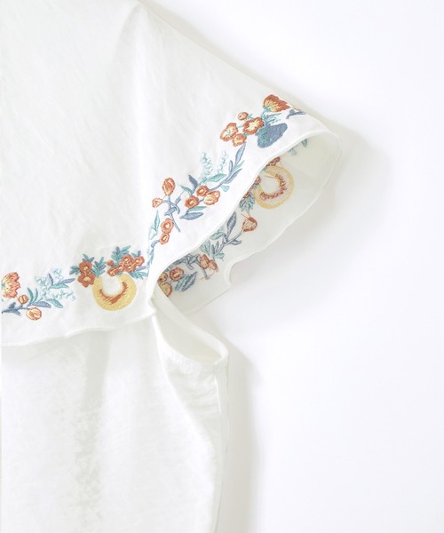 mikke(ミッケ)の「< 毎日を彩る > お花と花瓶の刺繍 ケープ風ビックカラーノースリブラウス(シャツ/ブラウス・レディース・ブラック/オフホワイト・FREE)」の9枚目の写真