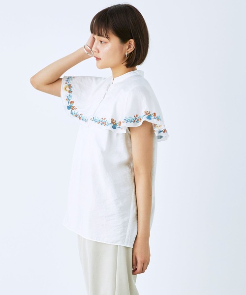mikke(ミッケ)の「< 毎日を彩る > お花と花瓶の刺繍 ケープ風ビックカラーノースリブラウス(シャツ/ブラウス・レディース・ブラック/オフホワイト・FREE)」の10枚目の写真
