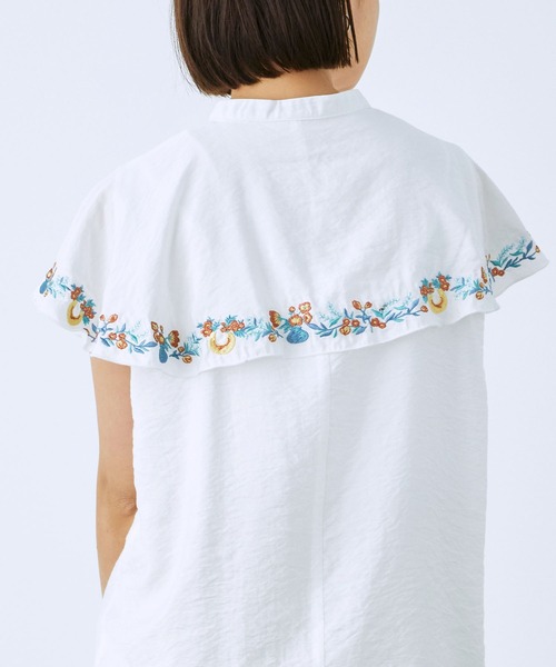 mikke(ミッケ)の「< 毎日を彩る > お花と花瓶の刺繍 ケープ風ビックカラーノースリブラウス(シャツ/ブラウス・レディース・ブラック/オフホワイト・FREE)」の5枚目の写真