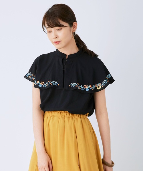 mikke(ミッケ)の「< 毎日を彩る > お花と花瓶の刺繍 ケープ風ビックカラーノースリブラウス(シャツ/ブラウス・レディース・ブラック/オフホワイト・FREE)」の12枚目の写真