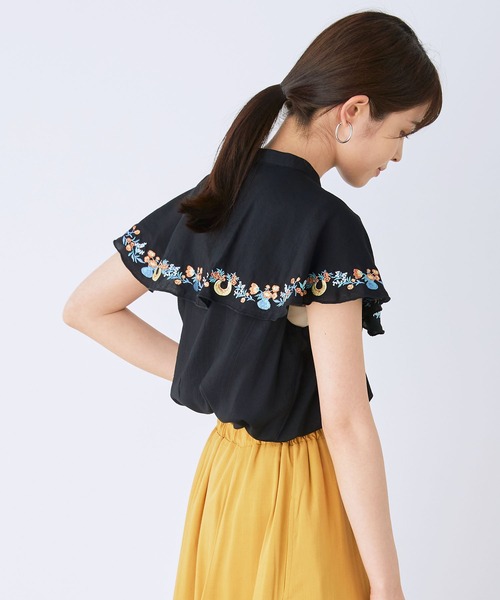 mikke(ミッケ)の「< 毎日を彩る > お花と花瓶の刺繍 ケープ風ビックカラーノースリブラウス(シャツ/ブラウス・レディース・ブラック/オフホワイト・FREE)」の21枚目の写真