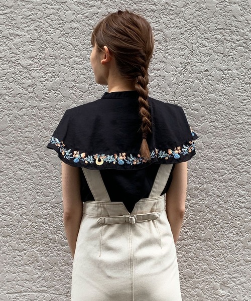 mikke(ミッケ)の「< 毎日を彩る > お花と花瓶の刺繍 ケープ風ビックカラーノースリブラウス(シャツ/ブラウス・レディース・ブラック/オフホワイト・FREE)」の17枚目の写真
