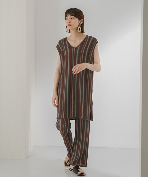 KBF(ケイビーエフ)の「マルチストライプノースリーブニット(ニット/セーター・レディース・ブラウン/オレンジ/パープル系その他・ONE)」の2枚目の写真