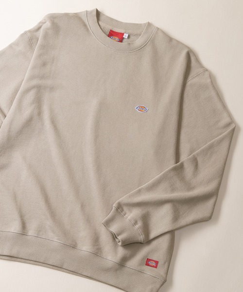 Dickies(ディッキーズ)の「【DICKIES/ディッキーズ】ミニワッペン付きスウェット/ワンポイント/ビッグシルエット(スウェット・メンズ・グレイッシュベージュ/サックスブルー/グリーン/ホワイト/ブラック/ベージュ・M/L/XL)」の2枚目の写真