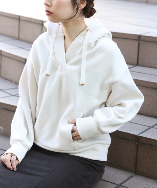 natural couture（ナチュラルクチュール）の「オープンネック裏起毛パーカー（パーカー・レディース・ブラウン/アイボリー/ミント/スミクロ/グレイッシュベージュ・FREE）」の18枚目の写真