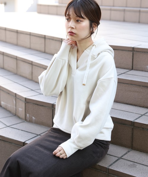 natural couture（ナチュラルクチュール）の「オープンネック裏起毛パーカー（パーカー・レディース・ブラウン/アイボリー/ミント/スミクロ/グレイッシュベージュ・FREE）」の21枚目の写真