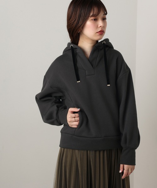 natural couture（ナチュラルクチュール）の「オープンネック裏起毛パーカー（パーカー・レディース・ブラウン/アイボリー/ミント/スミクロ/グレイッシュベージュ・FREE）」の9枚目の写真