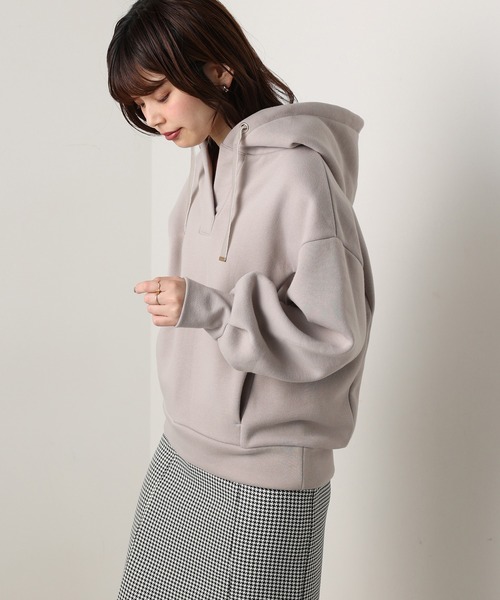 natural couture（ナチュラルクチュール）の「オープンネック裏起毛パーカー（パーカー・レディース・ブラウン/アイボリー/ミント/スミクロ/グレイッシュベージュ・FREE）」の22枚目の写真