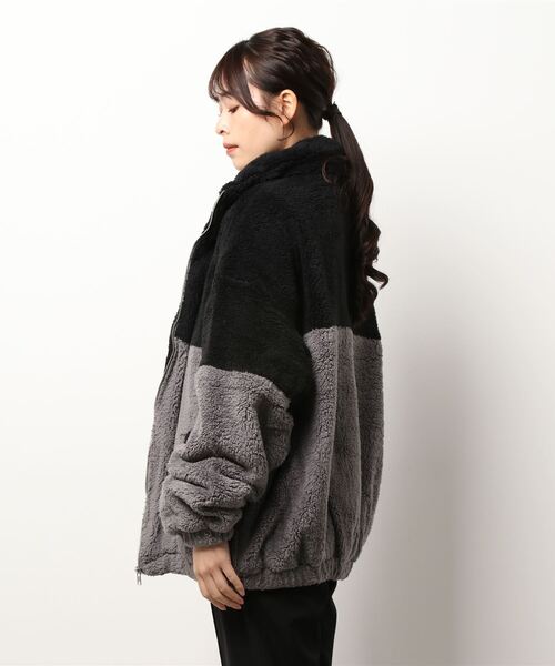 THISIS（ディスイズ）の「ビッグシルエット ボア スタンドブルゾン レディース（ブルゾン・レディース・ホワイト/ブラック/チャコール/ベージュ・X-LARGE/MEDIUM/LARGE）」の6枚目の写真