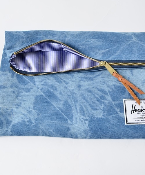 SHIPS JET BLUE（シップスジェットブルー）の「HERSCHEL×SHIPS JET BLUE: ゛CARTER L゛ デニムクラッチバッグ■（クラッチバッグ・メンズ・ネイビー/ライトブルー・ONESIZE）」の7枚目の写真