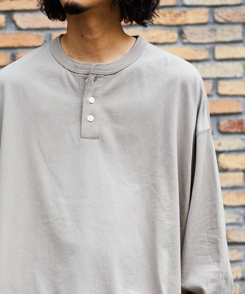 FREAK'S STORE(フリークスストア)の「WEB限定 CHOW DOWN/チャウダウン ビッグシルエット ワンポイント刺繍 ヘンリーネック ロングスリーブTシャツ/ロンT/ワイドシルエット(Tシャツ/カットソー・メンズ・ホワイト/アッシュグレー/ブラック/グレイッシュベージュ/ネイビー/ダークグリーン・SMALL/LARGE/MEDIUM)」の5枚目の写真