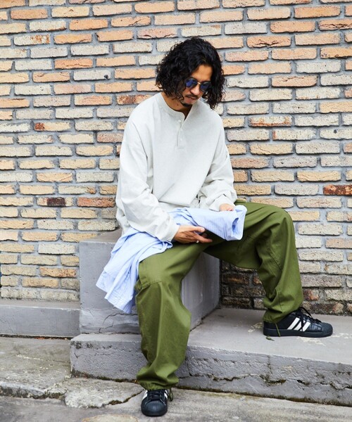 FREAK'S STORE(フリークスストア)の「WEB限定 CHOW DOWN/チャウダウン ビッグシルエット ワンポイント刺繍 ヘンリーネック ロングスリーブTシャツ/ロンT/ワイドシルエット(Tシャツ/カットソー・メンズ・ホワイト/アッシュグレー/ブラック/グレイッシュベージュ/ネイビー/ダークグリーン・SMALL/LARGE/MEDIUM)」の7枚目の写真