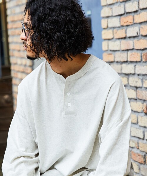 FREAK'S STORE(フリークスストア)の「WEB限定 CHOW DOWN/チャウダウン ビッグシルエット ワンポイント刺繍 ヘンリーネック ロングスリーブTシャツ/ロンT/ワイドシルエット(Tシャツ/カットソー・メンズ・ホワイト/アッシュグレー/ブラック/グレイッシュベージュ/ネイビー/ダークグリーン・SMALL/LARGE/MEDIUM)」の9枚目の写真