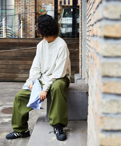 FREAK'S STORE(フリークスストア)の「WEB限定 CHOW DOWN/チャウダウン ビッグシルエット ワンポイント刺繍 ヘンリーネック ロングスリーブTシャツ/ロンT/ワイドシルエット(Tシャツ/カットソー・メンズ・ホワイト/アッシュグレー/ブラック/グレイッシュベージュ/ネイビー/ダークグリーン・SMALL/LARGE/MEDIUM)」の11枚目の写真