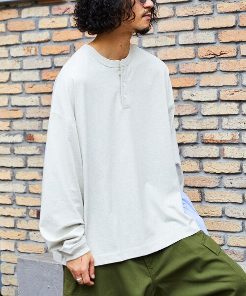 FREAK'S STORE(フリークスストア)の「WEB限定 CHOW DOWN/チャウダウン ビッグシルエット ワンポイント刺繍 ヘンリーネック ロングスリーブTシャツ/ロンT/ワイドシルエット(Tシャツ/カットソー・メンズ・ホワイト/アッシュグレー/ブラック/グレイッシュベージュ/ネイビー/ダークグリーン・SMALL/LARGE/MEDIUM)」の12枚目の写真