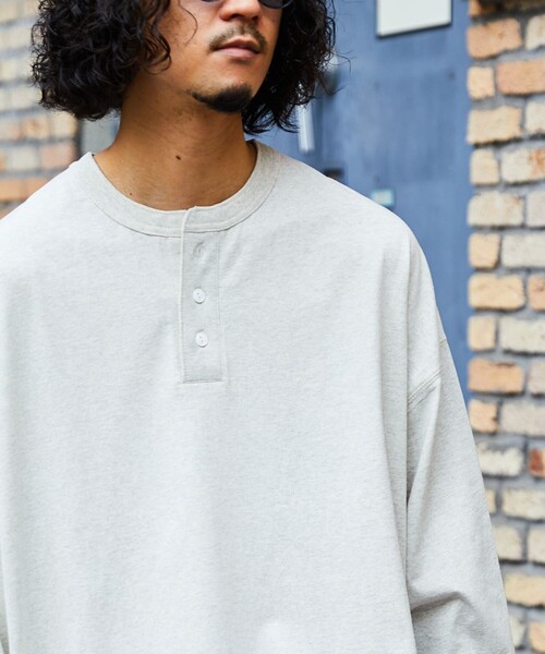 FREAK'S STORE(フリークスストア)の「WEB限定 CHOW DOWN/チャウダウン ビッグシルエット ワンポイント刺繍 ヘンリーネック ロングスリーブTシャツ/ロンT/ワイドシルエット(Tシャツ/カットソー・メンズ・ホワイト/アッシュグレー/ブラック/グレイッシュベージュ/ネイビー/ダークグリーン・SMALL/LARGE/MEDIUM)」の13枚目の写真