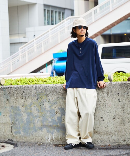 FREAK'S STORE(フリークスストア)の「WEB限定 CHOW DOWN/チャウダウン ビッグシルエット ワンポイント刺繍 ヘンリーネック ロングスリーブTシャツ/ロンT/ワイドシルエット(Tシャツ/カットソー・メンズ・ホワイト/アッシュグレー/ブラック/グレイッシュベージュ/ネイビー/ダークグリーン・SMALL/LARGE/MEDIUM)」の14枚目の写真