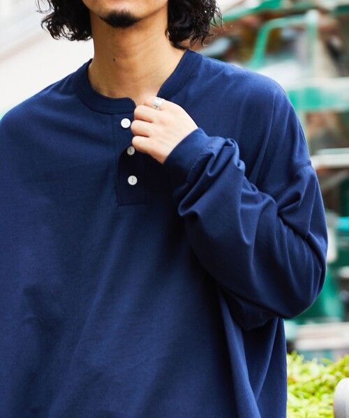 FREAK'S STORE(フリークスストア)の「WEB限定 CHOW DOWN/チャウダウン ビッグシルエット ワンポイント刺繍 ヘンリーネック ロングスリーブTシャツ/ロンT/ワイドシルエット(Tシャツ/カットソー・メンズ・ホワイト/アッシュグレー/ブラック/グレイッシュベージュ/ネイビー/ダークグリーン・SMALL/LARGE/MEDIUM)」の16枚目の写真