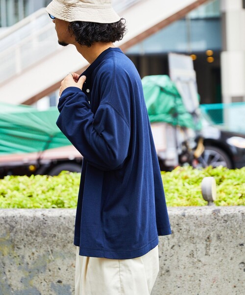 FREAK'S STORE(フリークスストア)の「WEB限定 CHOW DOWN/チャウダウン ビッグシルエット ワンポイント刺繍 ヘンリーネック ロングスリーブTシャツ/ロンT/ワイドシルエット(Tシャツ/カットソー・メンズ・ホワイト/アッシュグレー/ブラック/グレイッシュベージュ/ネイビー/ダークグリーン・SMALL/LARGE/MEDIUM)」の18枚目の写真