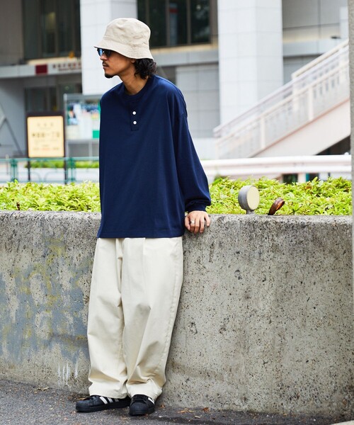 FREAK'S STORE(フリークスストア)の「WEB限定 CHOW DOWN/チャウダウン ビッグシルエット ワンポイント刺繍 ヘンリーネック ロングスリーブTシャツ/ロンT/ワイドシルエット(Tシャツ/カットソー・メンズ・ホワイト/アッシュグレー/ブラック/グレイッシュベージュ/ネイビー/ダークグリーン・SMALL/LARGE/MEDIUM)」の20枚目の写真