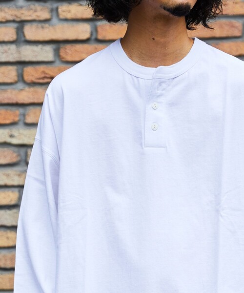 FREAK'S STORE(フリークスストア)の「WEB限定 CHOW DOWN/チャウダウン ビッグシルエット ワンポイント刺繍 ヘンリーネック ロングスリーブTシャツ/ロンT/ワイドシルエット(Tシャツ/カットソー・メンズ・ホワイト/アッシュグレー/ブラック/グレイッシュベージュ/ネイビー/ダークグリーン・SMALL/LARGE/MEDIUM)」の21枚目の写真