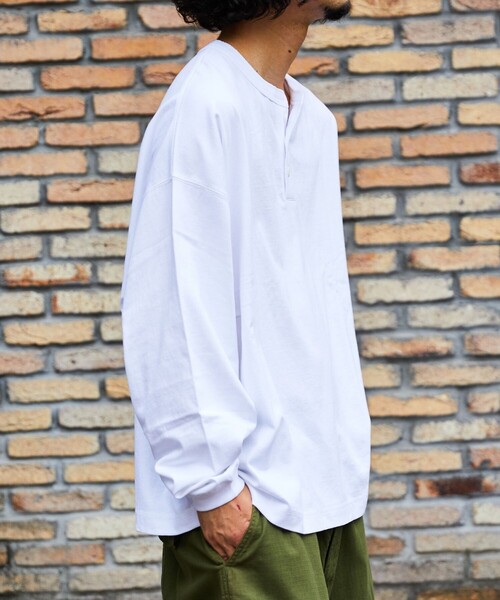 FREAK'S STORE(フリークスストア)の「WEB限定 CHOW DOWN/チャウダウン ビッグシルエット ワンポイント刺繍 ヘンリーネック ロングスリーブTシャツ/ロンT/ワイドシルエット(Tシャツ/カットソー・メンズ・ホワイト/アッシュグレー/ブラック/グレイッシュベージュ/ネイビー/ダークグリーン・SMALL/LARGE/MEDIUM)」の22枚目の写真