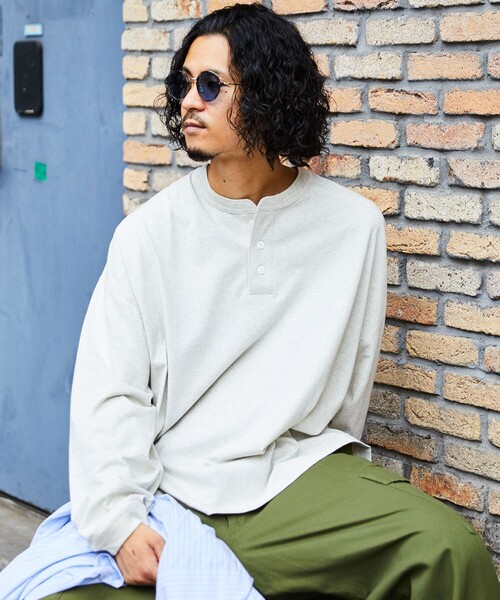 FREAK'S STORE(フリークスストア)の「WEB限定 CHOW DOWN/チャウダウン ビッグシルエット ワンポイント刺繍 ヘンリーネック ロングスリーブTシャツ/ロンT/ワイドシルエット(Tシャツ/カットソー・メンズ・ホワイト/アッシュグレー/ブラック/グレイッシュベージュ/ネイビー/ダークグリーン・SMALL/LARGE/MEDIUM)」の10枚目の写真