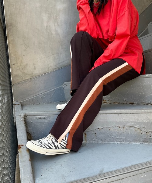 mi via loca(ミヴィアロカ)の「サイドラインセンターシームパンツ(その他パンツ・レディース・ブラック/グリーン/ワインレッド/チャコールグレー/ブラウン・FREE)」の1枚目の写真