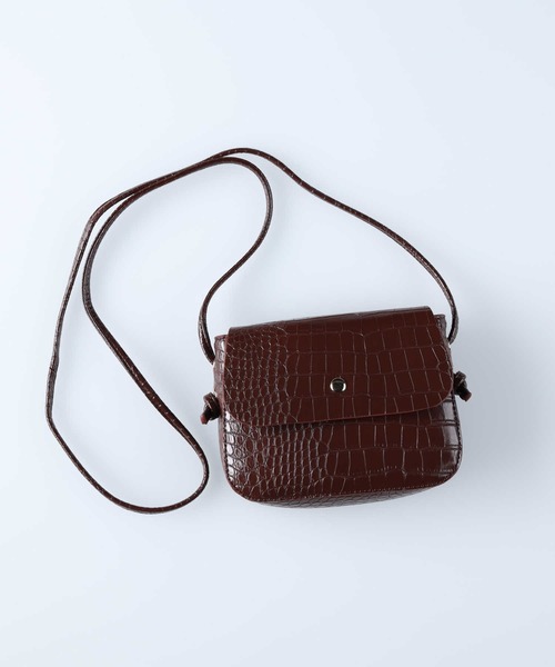 HONEYSUCKLE ROSE（ハニーサックルローズ）の「【HONEYSUCKLE ROSE】フェイクレザーミニフラップショルダー（ショルダーバッグ・レディース・ブラック/ブラウン・ONE SIZE）」の2枚目の写真