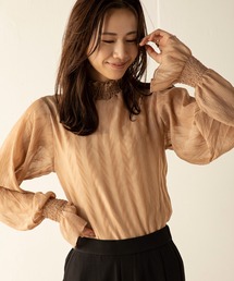 立体感のあるさらりとしたシアー生地を使用し、ゆとりのあるシルエットで華奢見えフリルシアートップス
