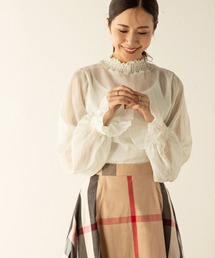 立体感のあるさらりとしたシアー生地を使用し、ゆとりのあるシルエットで華奢見えフリルシアートップス
